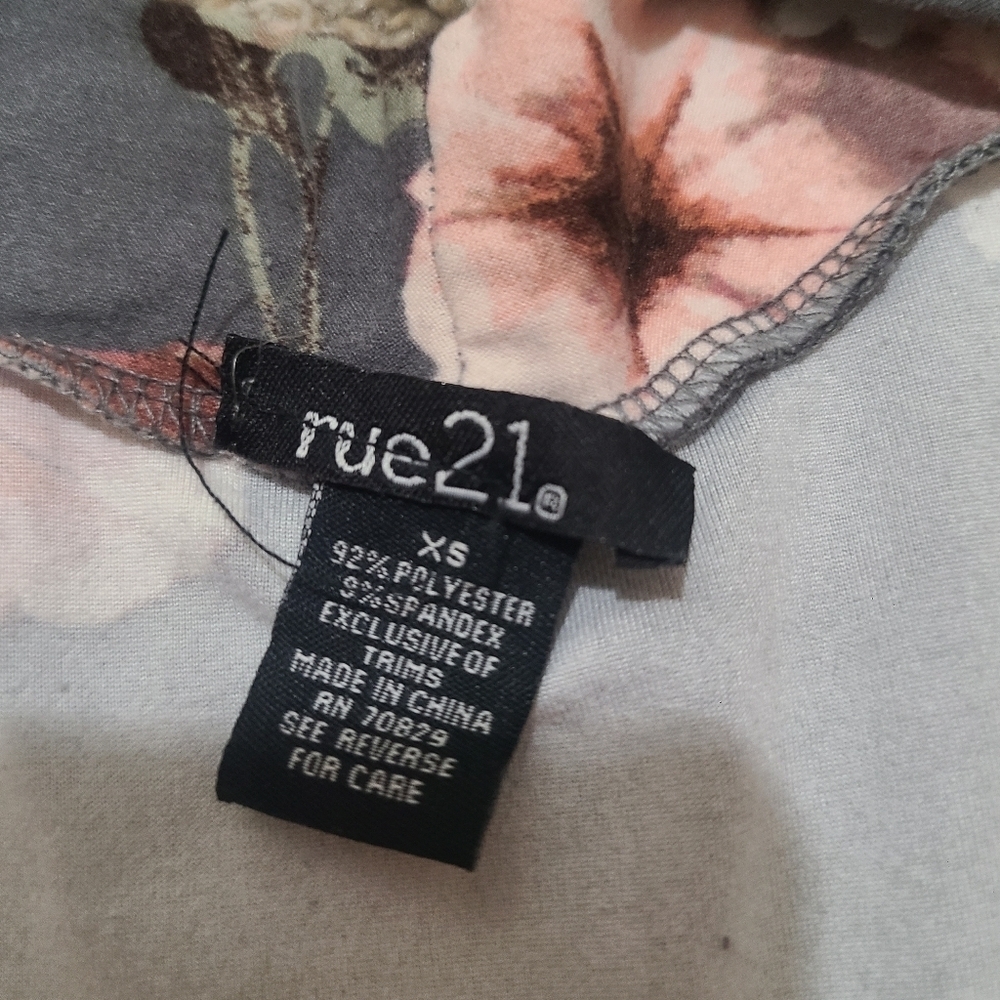 Rue 21 Floral Print Keyhole Cutout Choker High Neck Top - Picture 4 of 4